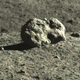 Imagen para el artículo titulado La extraña formación cúbica sobre la superficie de la Luna ha resultado ser una roca